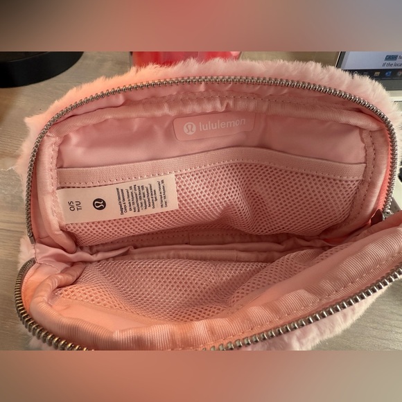 NWT Everywhere Belt Bag Plush Fleece-Strawberry Milkshake - Picture 8 of 10